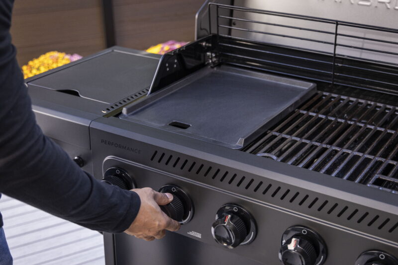 Charbroil Performance Series FlavorMax 5-Burner Gas Grill with Side Burner and 12" Griddle - Image 4